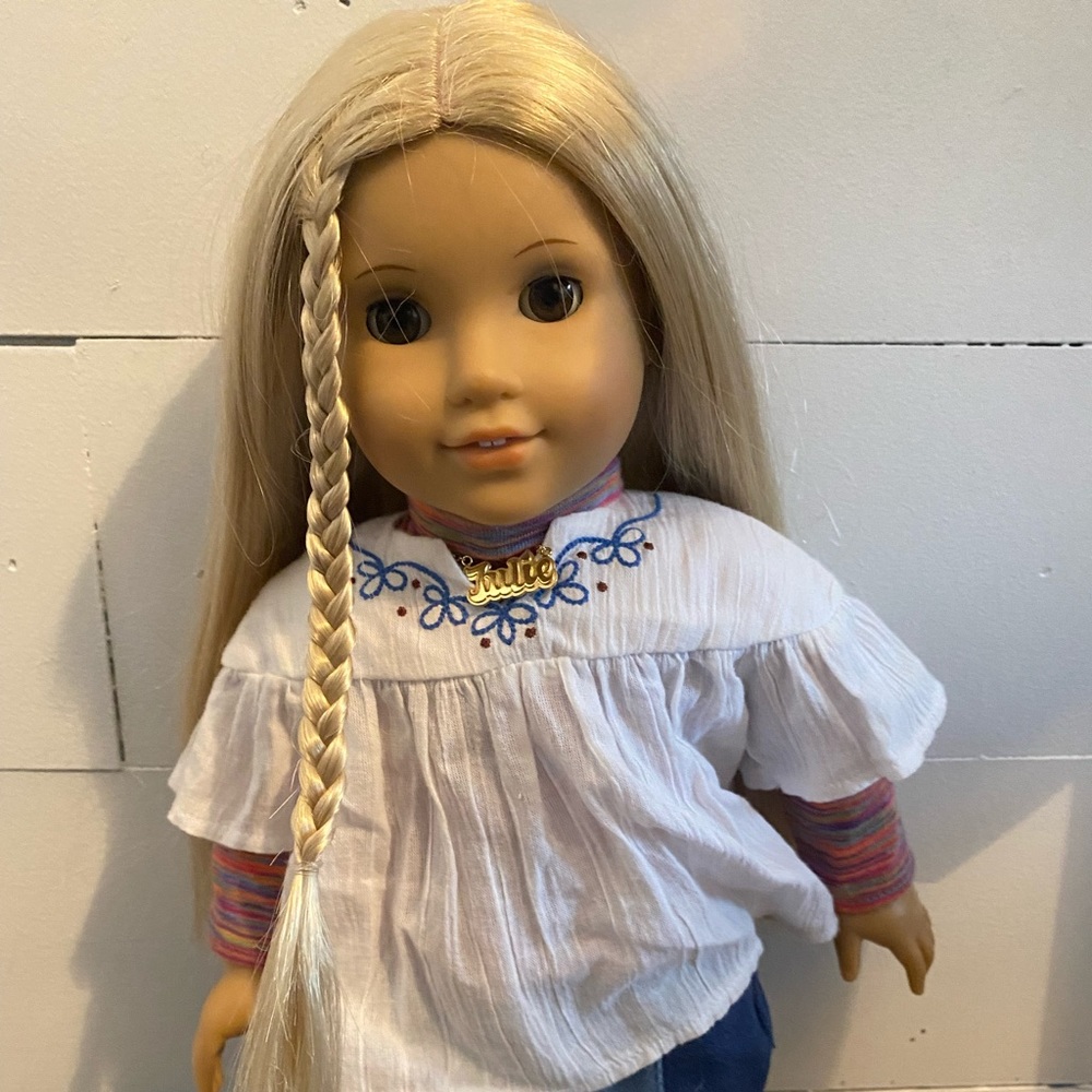 AMERICAN GIRL DOLL JULIE 2010 goty, original outfit missing shoes & belt